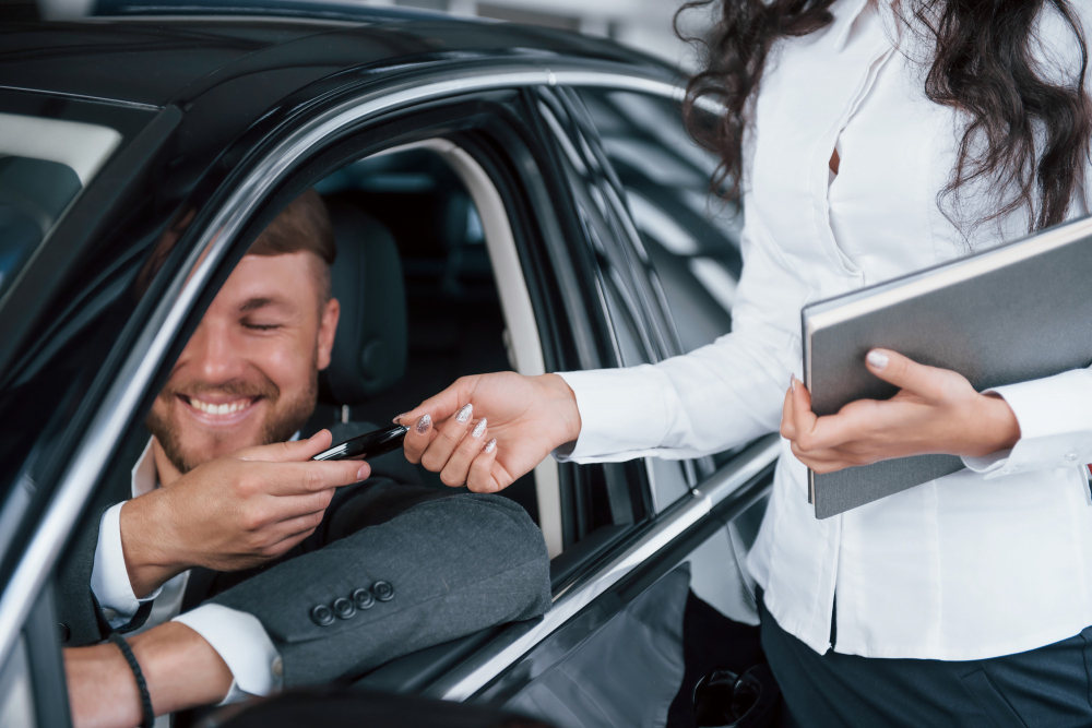 Hombre feliz en el carro